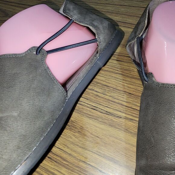 EILEEN FISHER Sz10 Taupe Leather Open Toe Elastic Sides Well Loved Flats Sandals - Picture 2 of 12